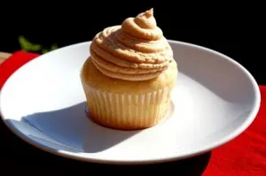 Peanut butter and jelly cupcake, Sugar High Friday, SHF, food blog, food blog event, dessert, baking, sweets, fanny of foodbeam, cooking, recipes, food photography, cupcakes, peanut butter, strawberry jam, magnolia bakery, magnolia bakery cupcakes