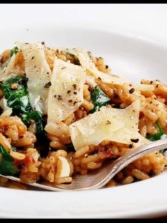 Creamy risotto with spinach and parmesan, enhanced with pancetta for a delightful twist.